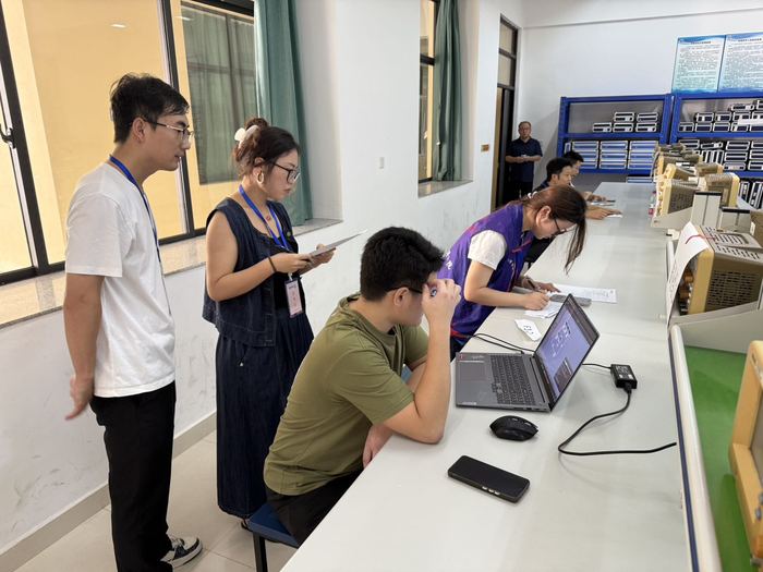 欧冠押注球赛押注app2025年6月26日，我校新能源汽车专业学生在两项机器人竞赛中斩获佳绩，，朱春松老师担任睿抗机器人开发者大赛担任评委.jpg