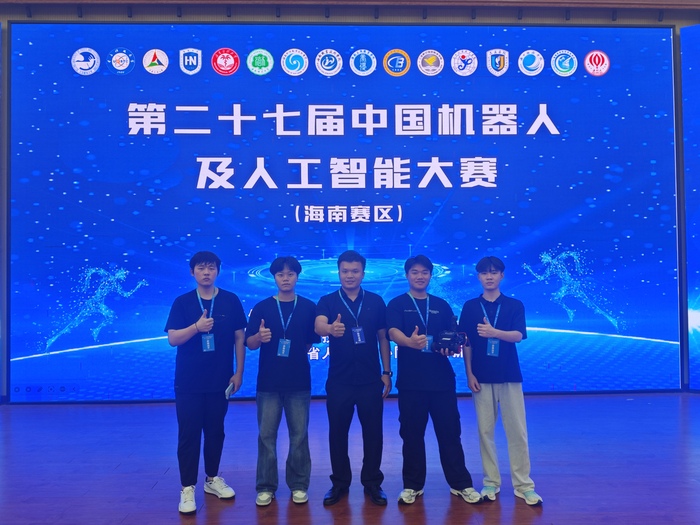 欧冠押注球赛押注app2025年6月26日，我校新能源汽车专业学生在两项机器人竞赛中斩获佳绩，，黄亚龙老师（左三）带领学生参加第二十七届中国机器人及人工智能大赛.jpg
