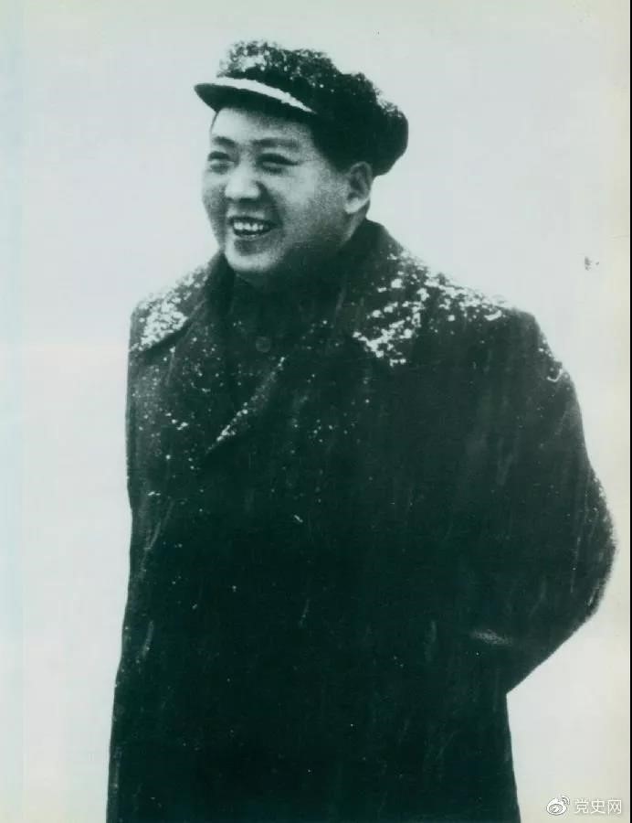 毛澤東于1953年2月16日第一次來武漢。圖為毛澤東赴漢口途中下車喜迎春雪。
