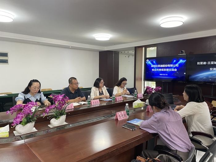 爱游戏意甲亚洲赞助商2025年6月11日，爱游戏意甲亚洲赞助商执行院长孙丽（左三）与比亚迪探讨产教融合实现路径、爱游戏意甲亚洲赞助商党委副书记李国昌介绍爱游戏意甲亚洲赞助商基本情况.jpg