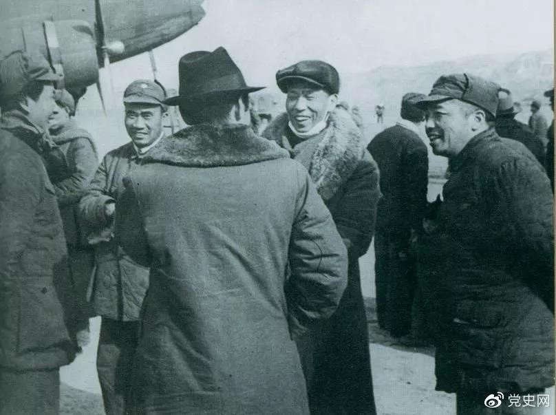 1946年2月19日，毛泽东等在延安机场迎接从重庆回延安汇报工作的周恩来。