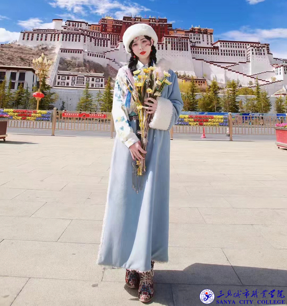 14級旅游管理優(yōu)秀畢業(yè)生賴曉麗，自由導(dǎo)游員、旅游達(dá)人.jpg