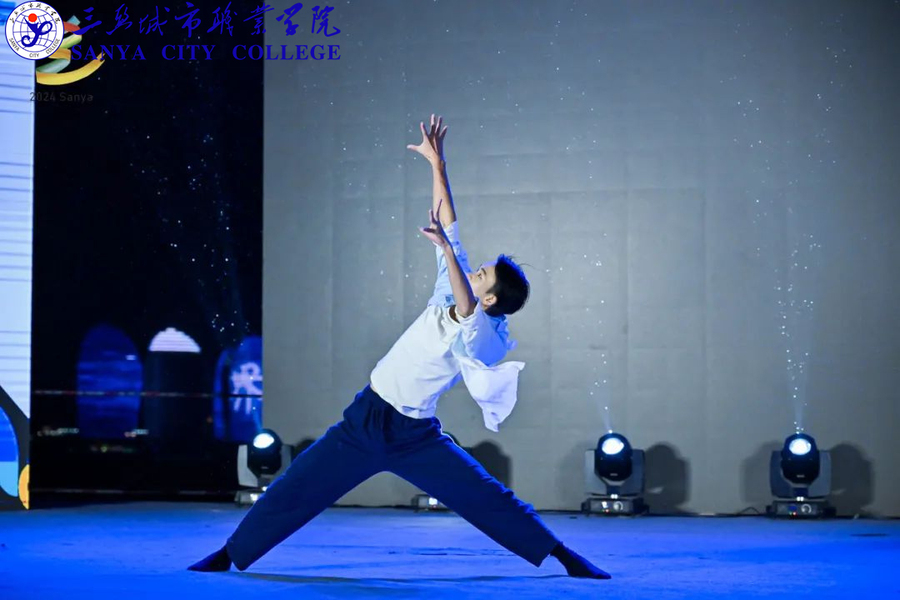 舞蹈表演專業(yè)學(xué)生麥智霜榮獲三亞市藝術(shù)節(jié)舞蹈專場(chǎng)二等獎(jiǎng).jpg