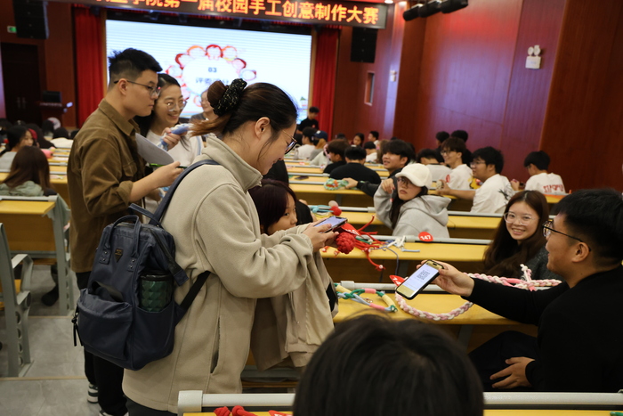 三亚城市职业学院2025年12月26日在报告厅举行《巧手匠心展风采，创意无限绘青春》第一届校园手工大赛院校教师现场购买学生作品.jpg