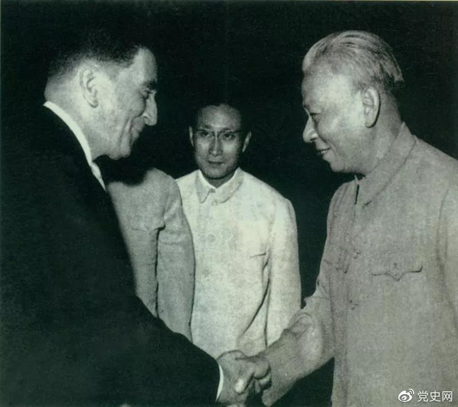 1964年1月27日，中法兩國建立外交關(guān)系。圖為法國駐華大使向劉少奇主席遞交國書。