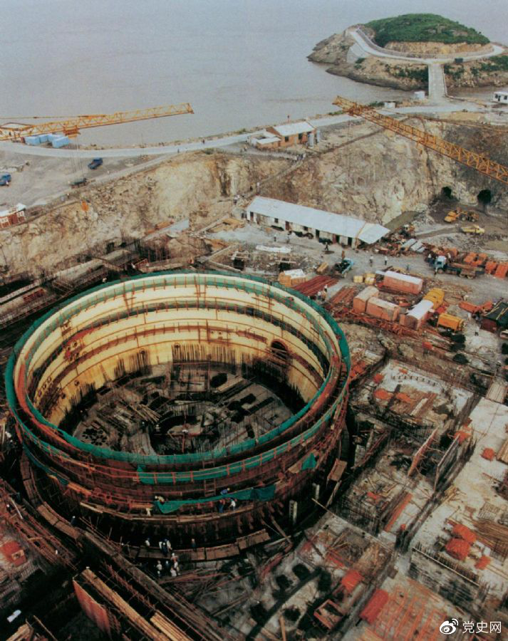 1991年12月15日，中国第一座自行设计、自行建造的核电站——秦山核电站并网发电。图为建设中的秦山核电站。