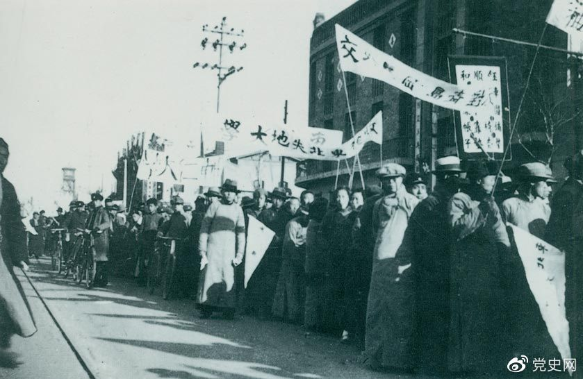 1935年12月9日，中國共產黨領導北平學生掀起聲勢浩大的抗日救亡運動，并迅速波及全國，形成抗日救國的新高潮。圖為游行隊伍。