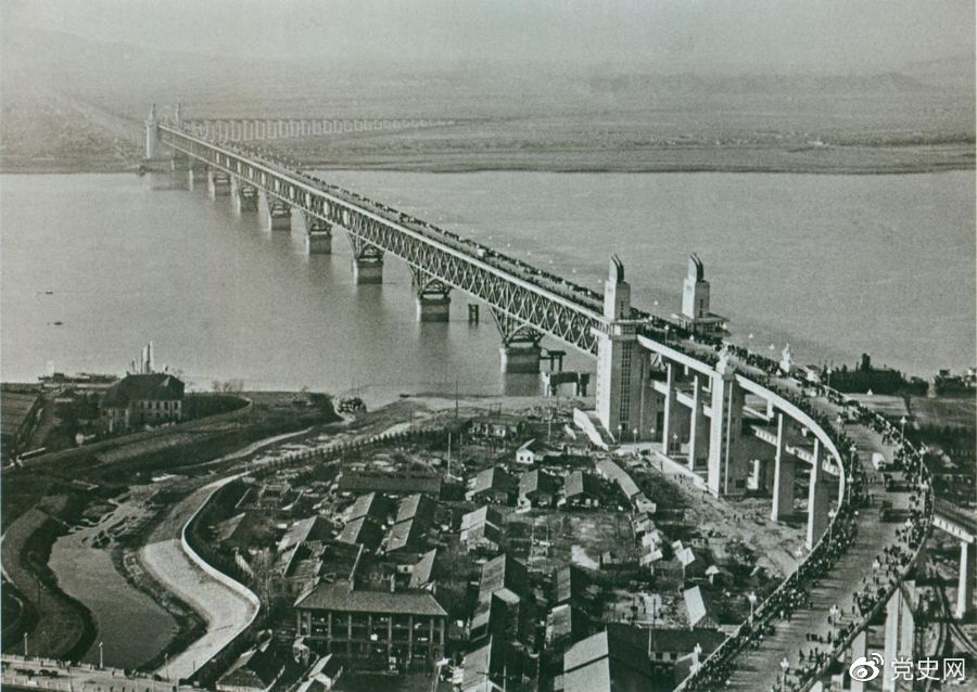 1968年12月29日， 南京长江大桥全面建成通车。这是当时中国自行设计建造的最大的铁路、公路两用桥。