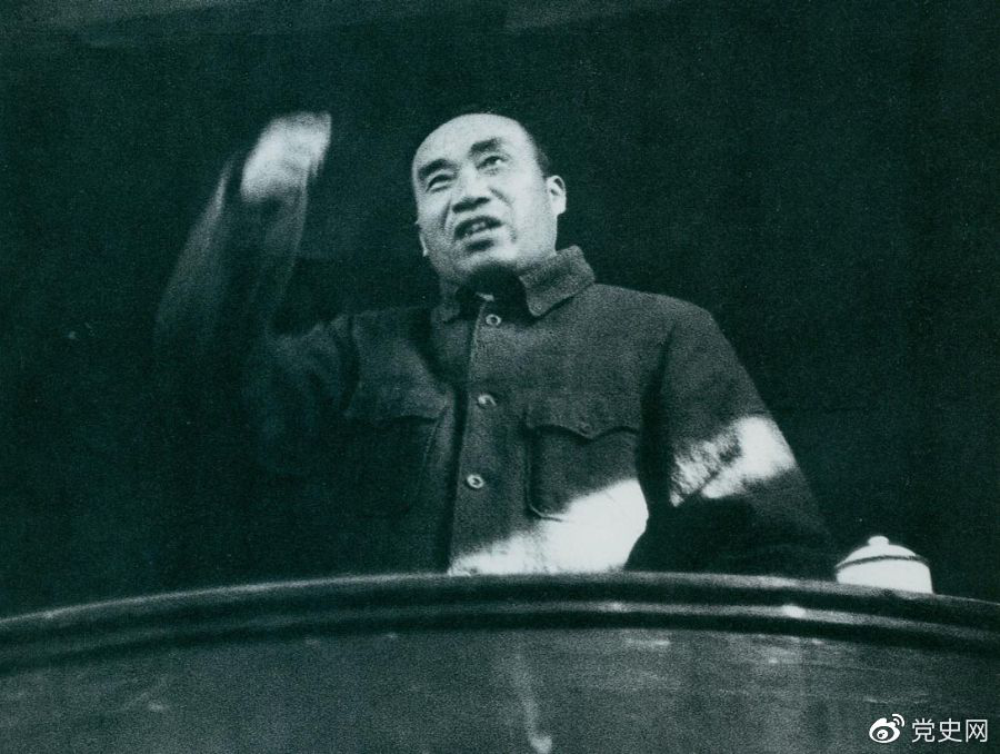 1943年11月，朱德在陜甘寧邊區(qū)勞動英雄及模范工作者代表大會上講話。