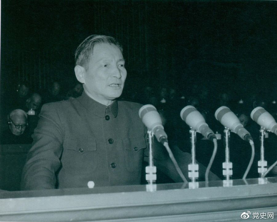 1956年12月，陈云在中华工商业联合会第二届会员代表大会上作报告。