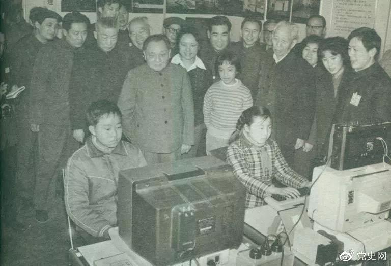 1984年2月16日，邓小平在上海观看小学生操作计算机时说：计算机的普及要从娃娃抓起。