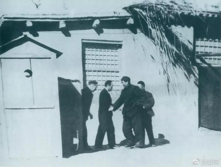 1949年1月31日，苏共中央政治局委员米高扬秘密访问西柏坡，图为毛泽东迎接客人到来。