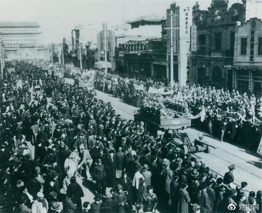1949年1月31日，北平和平解放。图为人民解放军举行入城式。