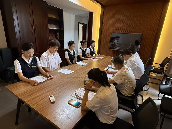 三亚城市职业学院24级高速铁路客运服务学生于2026年5月14日在综合楼12楼会议室参加三亚市轨道交通有限公司面试1.jpg