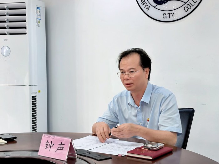 04-钟声书记主持会议并讲话.jpg