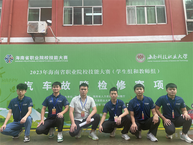 带队老师黄亚龙（左三）带领学生参加比赛.jpg
