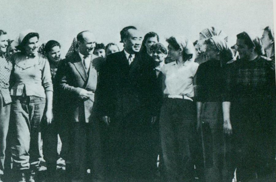 1956年1月16日，朱德参观匈牙利人民共和国拉科什恰巴米丘林农业生产合作社，并与社员合影。