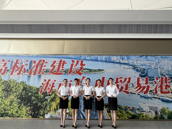 三亚城市职业学院2026年5月29日，在凤凰国际机场，24级空中乘务专业学生进行机场工作岗位实地考察并合影留念 (3).jpg