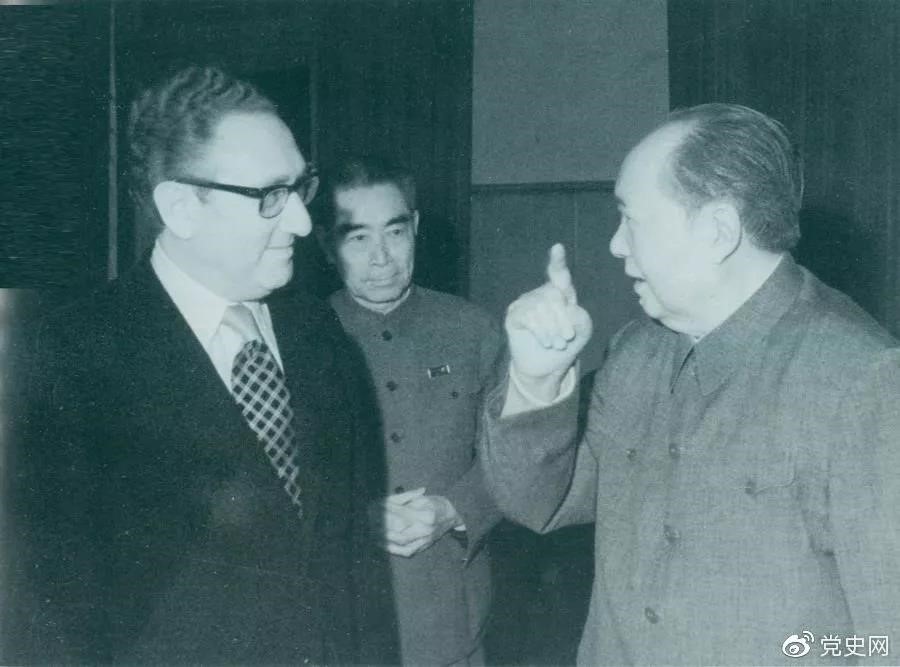1973年2月17日，毛泽东在中南海会见美国总统国家安全事务助理亨利·基辛格博士。