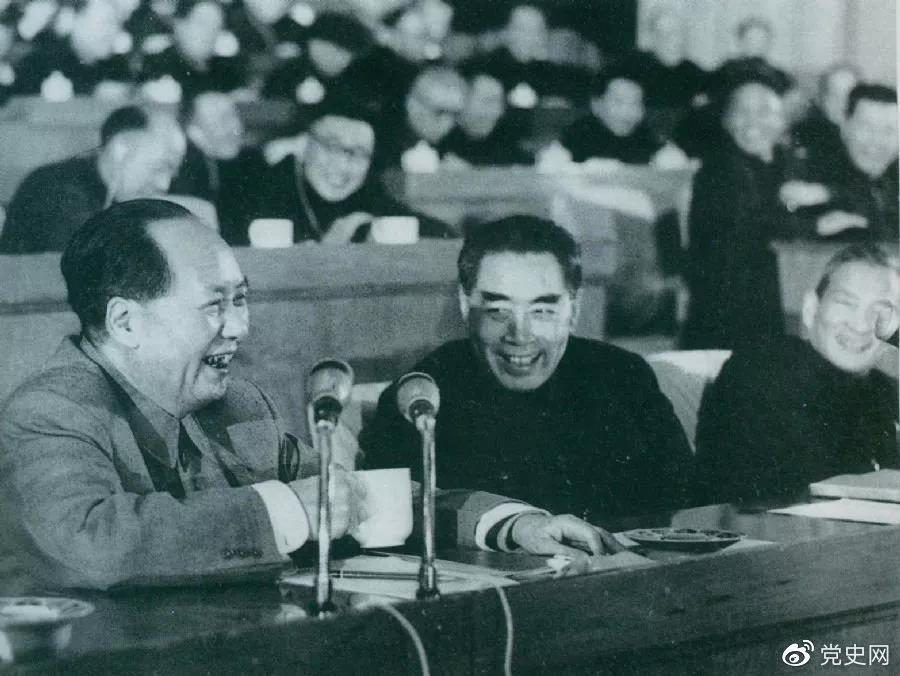 1962年初，毛泽东和周恩来、陈云在中共中央召开的扩大的中央工作会议（即七千人大会）上。