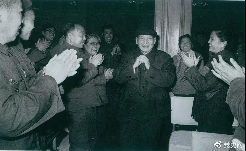 图为1981年2月5日，陈云在北京向教师们祝贺春节。