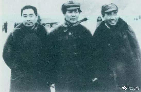 1946年1月27日，周恩来由重庆飞抵延安，参加中共中央书记处会议。图为毛泽东、朱德、周恩来在机场留影。