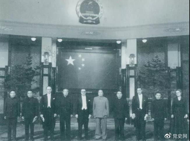 1955年1月28日，毛泽东在中南海接受芬兰首任驻华大使孙士敦递交的国书。
