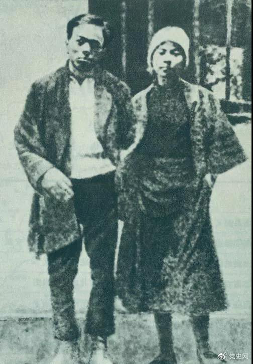 1928年2月6日 共产党员周文雍和陈铁军被敌人押上刑场，两人态度从容，昂首挺胸，高唱《国际歌》，慷慨就义。图为两人在狱中的合影。