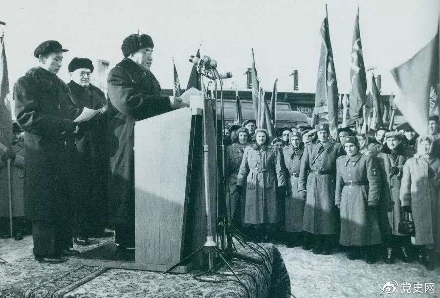 1956年1月30日，朱德访问波兰，在华沙中央车站发表演说。