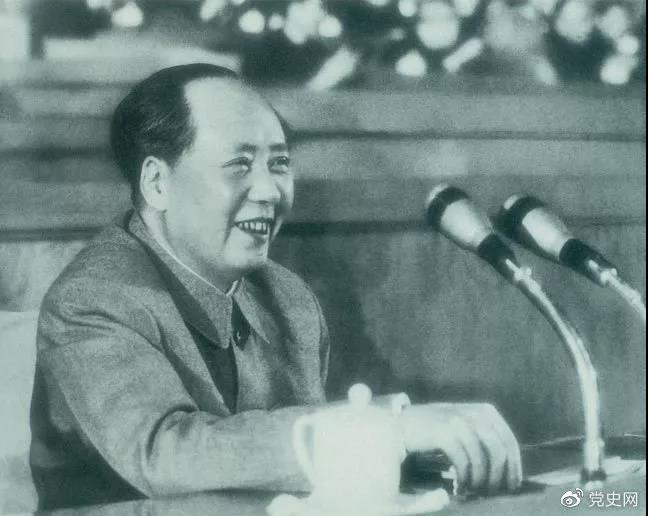 1962年1月30日，毛泽东在扩大的中央工作会议上讲话。