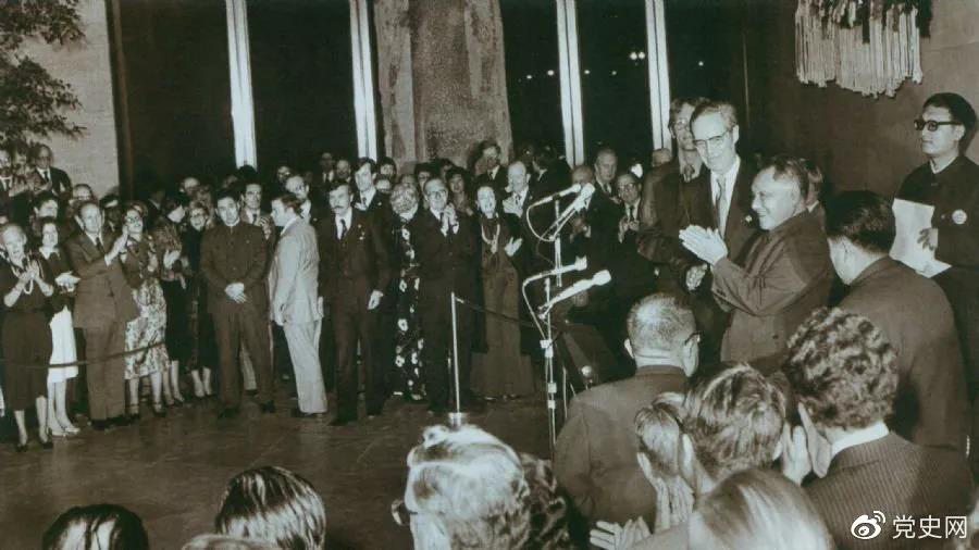 1979年1月30日，邓小平出席美国团体联合举行的招待会，并发表讲话。