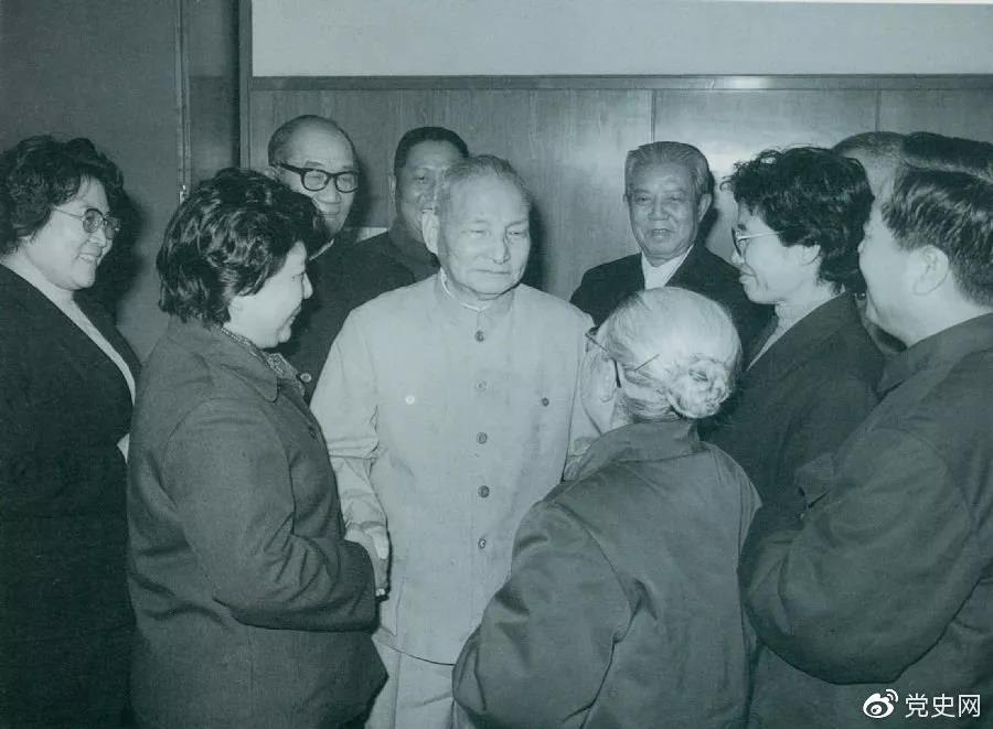 1984年2月2日，陈云邀请曲艺界著名人士侯宝林、骆玉笙等到中南海欢度春节。