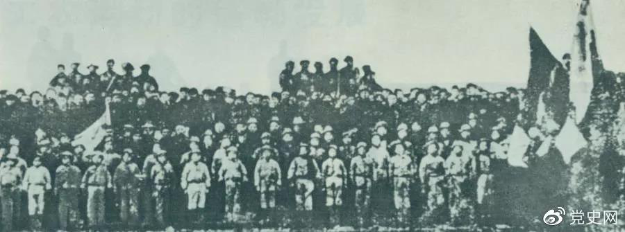 1923年2月4日，京汉铁路工人举行总罢工。图为京汉铁路总工会成立大会的代表合影。
