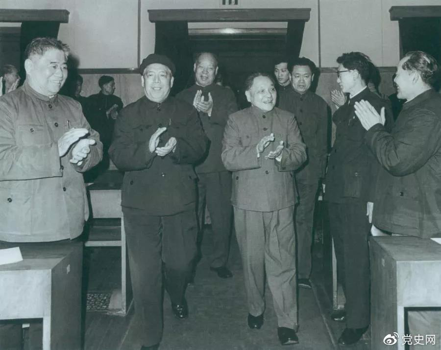 1983年2月13日，邓小平出席浙江省委、省政府举行的新春联欢会，向浙江人民祝贺新年。
