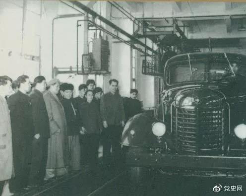 1958年2月13日，毛泽东北上长春，来到长春汽车制造厂。这是毛泽东在注视着从总装配线下来的解放牌汽车。