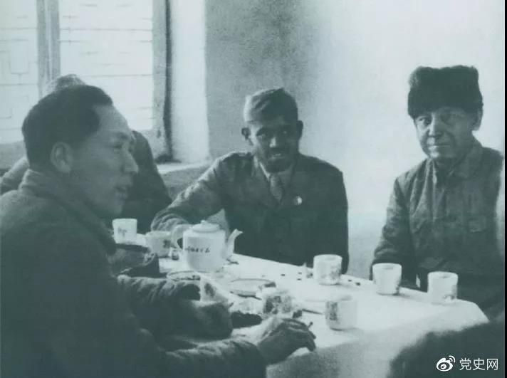 1939年2月14日，毛泽东与印度援华医疗队成员爱德华（右一）、柯棣华（右二）亲切交谈。