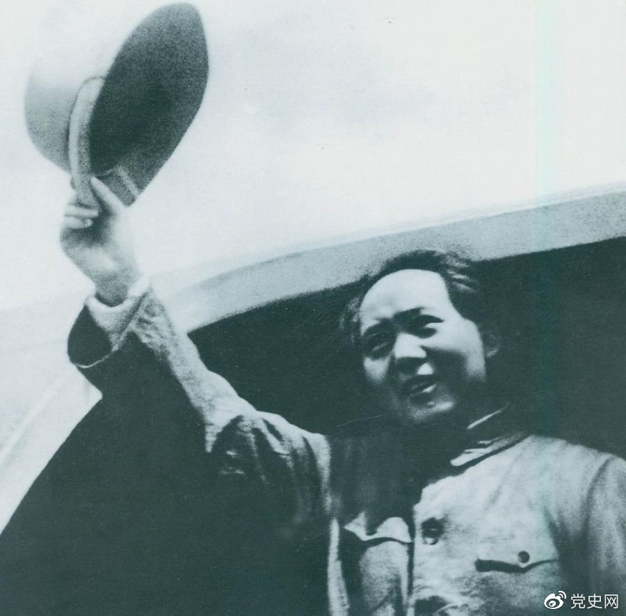 1945年8月28日，毛泽东飞赴重庆时，向前来欢送的延安军民挥手告别。