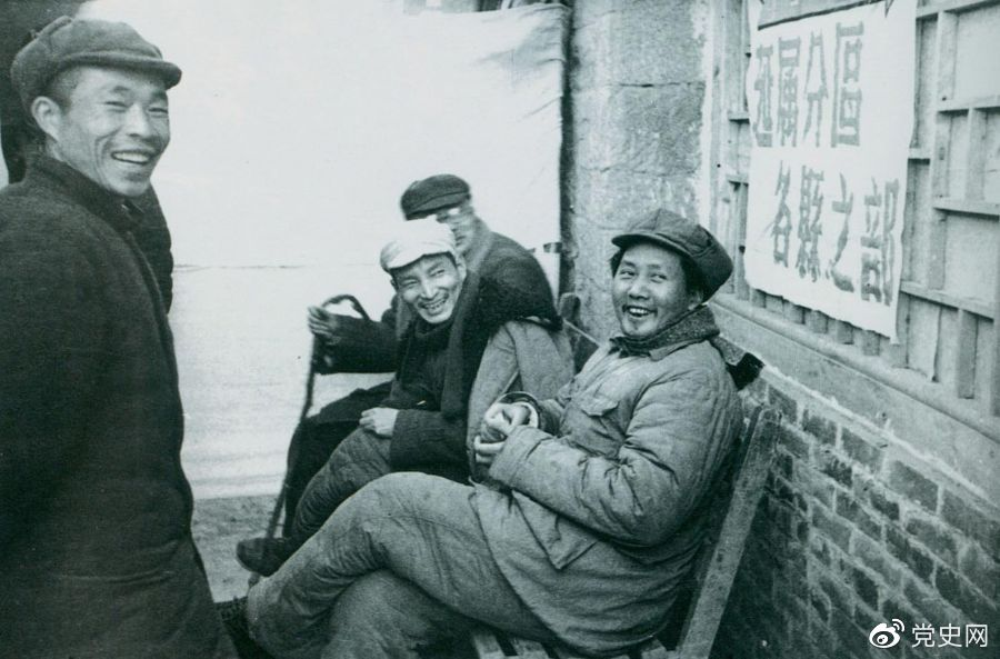 1943年12月，毛泽东和陈云、林伯渠参观陕甘宁边区第三届生产展览会。