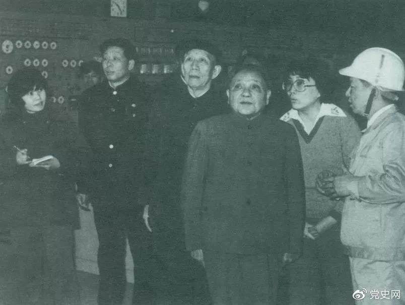 1984年2月，邓小平和王震在上海视察宝山钢铁总厂